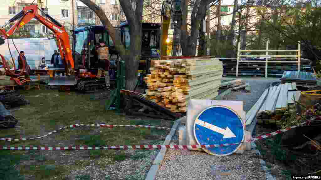 Жителей Стрелецкой бухты лишили единственного места прогулок – сквера Курсантов. Его решили реконструировать во время режима самоизоляции в Севастополе