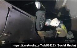 Легковой автомобиль, упавший с обрушившегося моста в Джанкойском районе 13 ноября 2024 года. Фото из Telegram-канала МЧС России