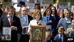 Поклонская с портретом царя