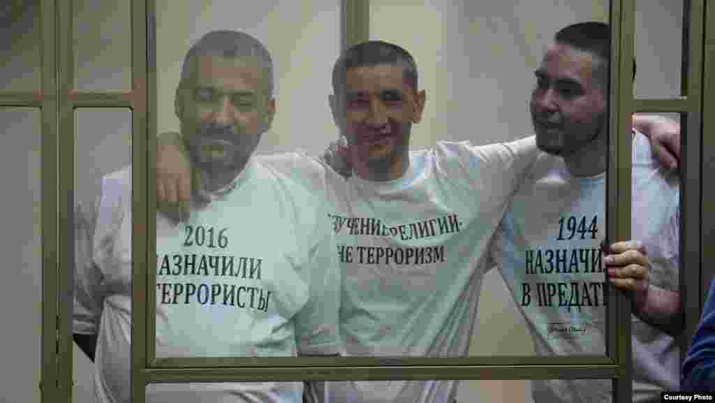 3 ноября 2020 года российский суд вынес приговор фигурантам красногвардейского «дела Хизб ут-Тахрир»: Рустему Эмирусеинову (слева) дали 17 лет, Арсену Абхаирову (в центре) – 13 лет, Эскендеру Абдулганиеву – 12 лет  