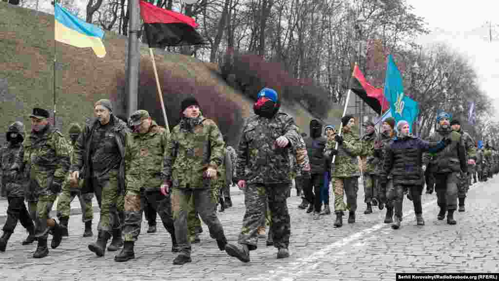 Националисты из добровольческого батальона «ОУН» после того, как разгромили офис Ахметова, банки «Сбербанк» и «Альфа-банк», идут шествием к Майдану на вече
