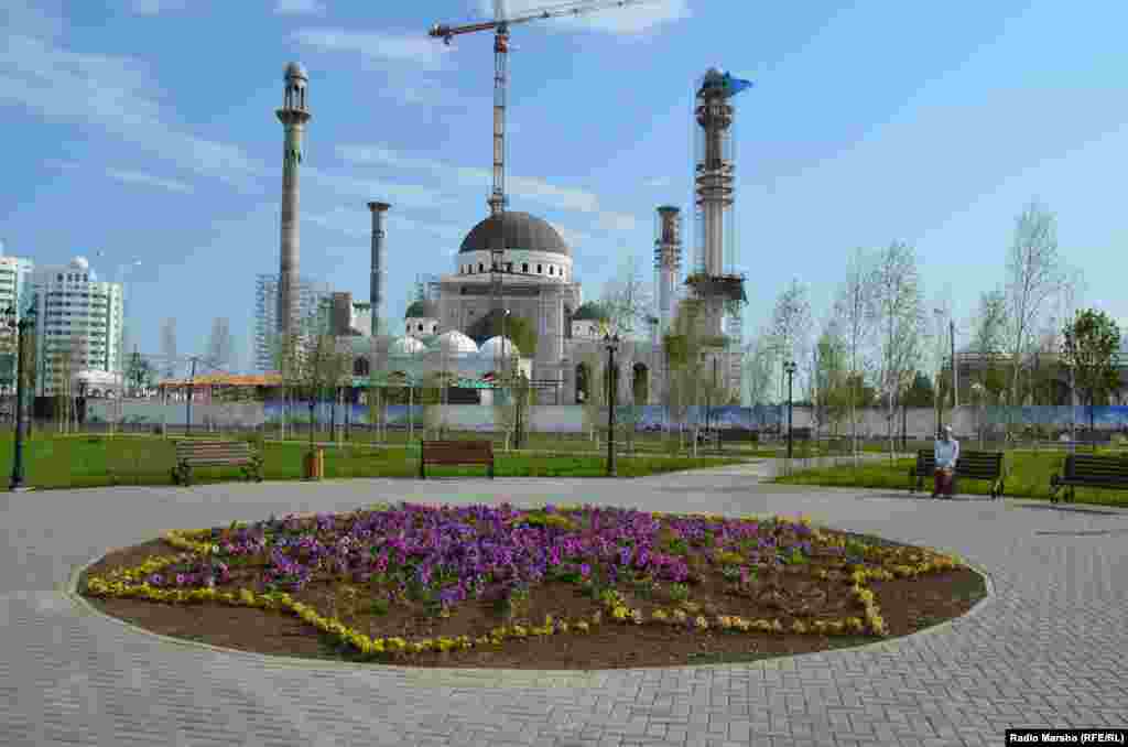 Люди пока не рвутся в центральный сквер города. 