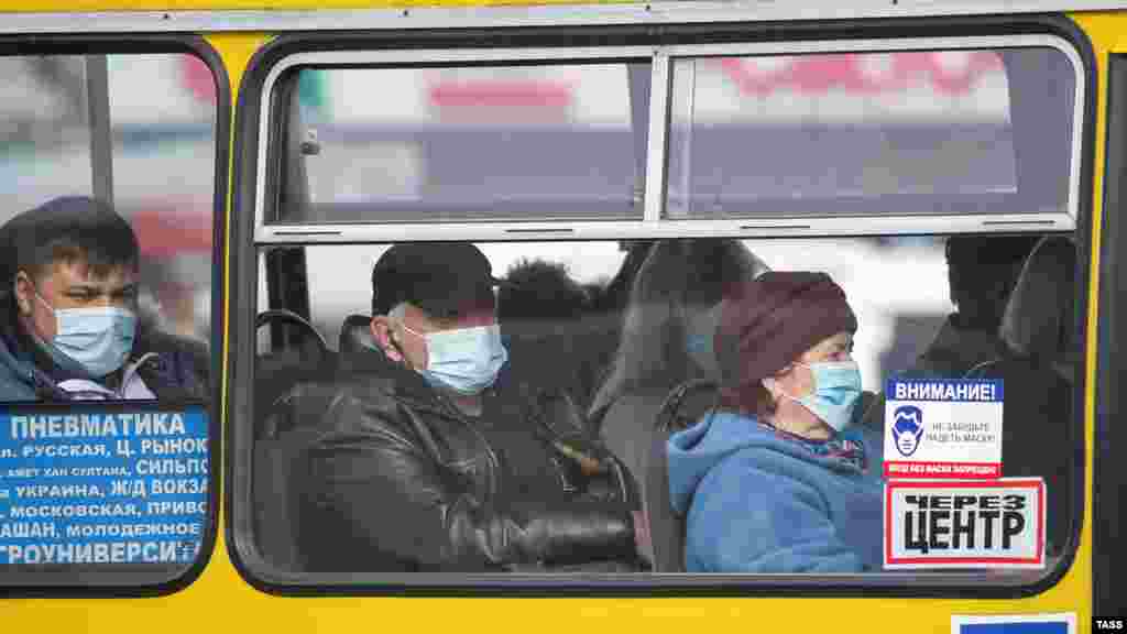 Горожане едут в автобусе по одной из улиц города.  В конце октября российский глава Крыма Сергей Аксенов сообщил, что в Крыму и регионах России, согласно распоряжению Роспотребнадзора, вводится масочный режим в помещениях. При этом он снова повторил, что «работа отраслей в Крыму ограничиваться не будет»