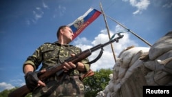 Пророссийский активист на блокпосту на окраине Лисичанска Луганской области