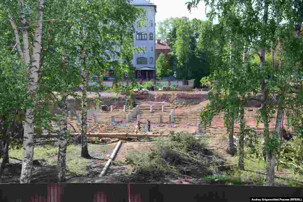 В этом месте, например, летом 2017-го вырубили целую аллею. На этом месте решили построить детский сад. Прямо по курсу, за деревьями, можно разглядеть краснокирпичную кладку. Это на тот момент еще целый корпус Арских казарм, который был снесён в ночь с 5 на 6 марта. 