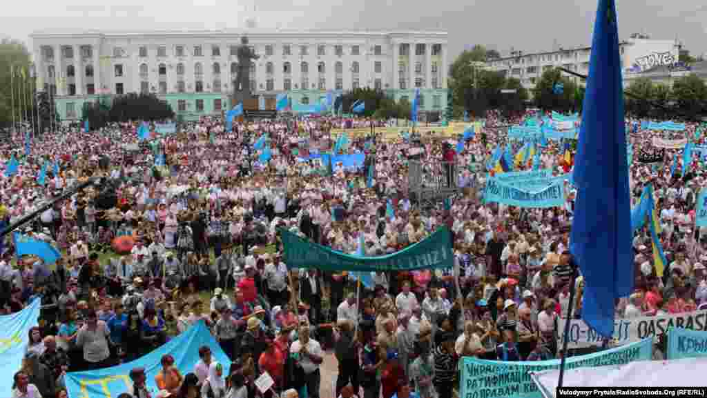 15. Год 2013-й, Симферополь, площадь Ленина. Запомните этот снимок. В последний раз крымские татары свободно собираются, чтобы почтить погибших жертв депортации и потребовать от власти исполнения обещаний.
