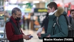 Проверка QR-кода в торговом центре в Кемерове, Россия, 7 декабря 2021 года