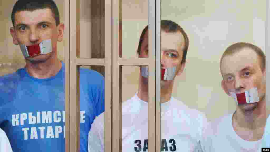 Слева направо: Рустем Ваитов, Юрий (Нури) Примов и Руслан Зейтуллаев в суде Ростова-на-Дону, 7 сентября 2016 года