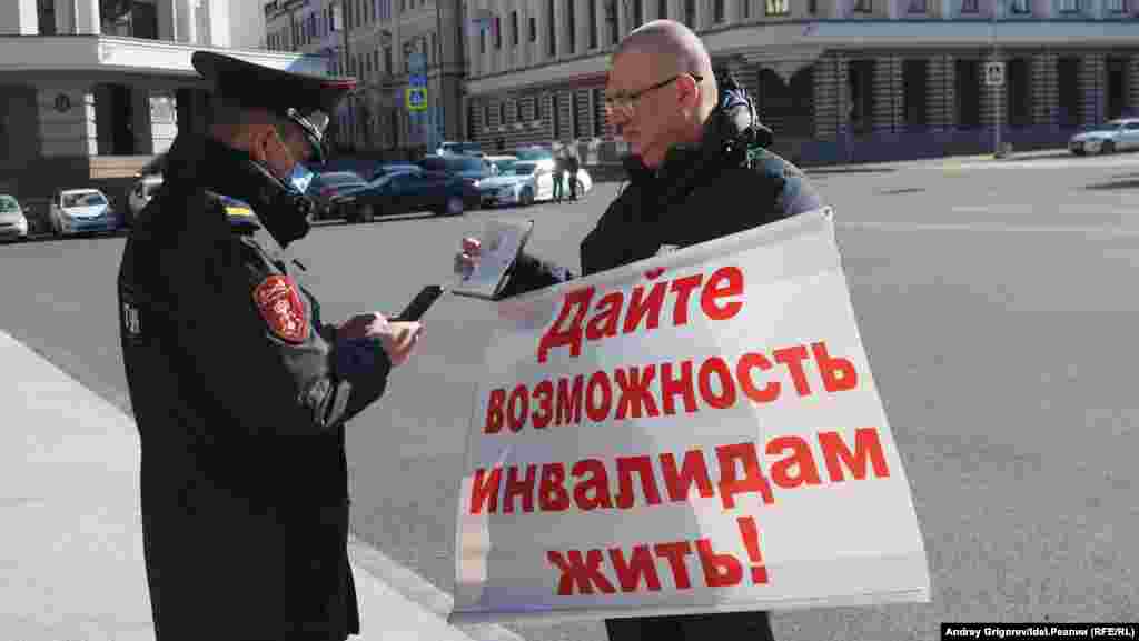 Росгвардеец переписал паспортные данные Юрия и сфотографировал плакат: стандартная процедура, которую отец мальчика проходит каждый раз. 