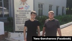 Александр Костенко за воротами колонии в России, 3 августа 2018 года