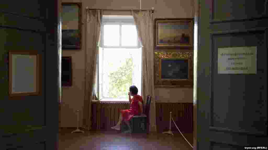 Смотрительница музея (фото сделано до того, как галерею закрыли на «реставрацию»)