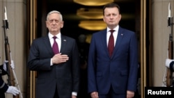 Джеймс Мэттис (слева) и Мариуш Блащак, 27 апреля 2018 года