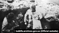 Голодні діти шукають їжу. УРСР, 1932–1933 роки