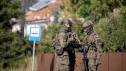 Польские военнослужащие патрулируют улицу после того, как беспилотник врезался в жилой дом в Вырыки-Полуд, Польша, 10 сентября 2025 г. Фото Reuters