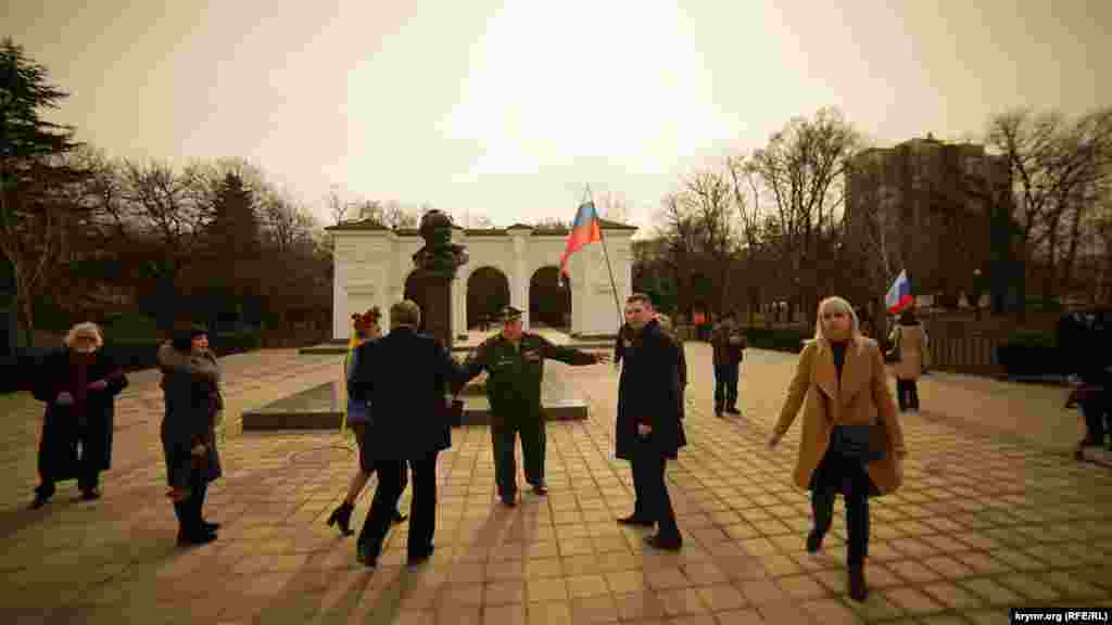 2019 рік. У Сімферополі відзначають 205-ту річницю від дня народження Кобзаря. Спочатку свій захід провели проросійські активісти під керівництвом депутата Сімферопольської міськради, офіцера-політпрацівника у відставці Сергія Іллічова Учасники прийшли з російськими прапорами і банером «Російська громада Криму». Деякі учасники називали Шевченка «російським письменником»