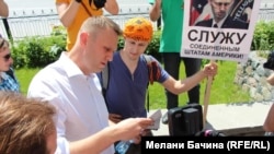 Алексей Навальный общается с идеологическими противниками. Фото Мелани Бачиной