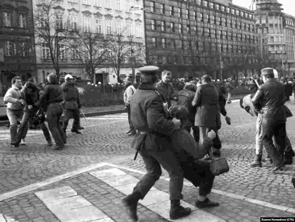 Полициялъ нахъе хъамулеб буго студентазул демонстрация.    