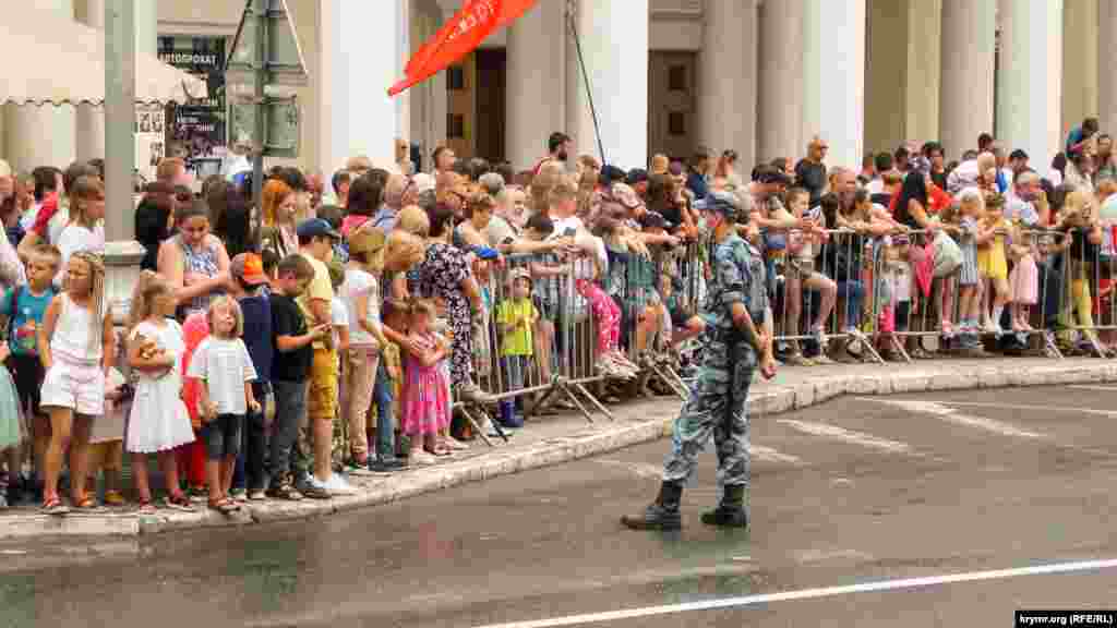 24 червня 2020 року в трьох містах в анексованому Криму – в Сімферополі, Севастополі та Керчі – пройшли російські військові паради, присвячені 75-й річниці перемоги у Другій світовій війні. І хоча через гучномовці людей, які прийшли подивитися парад, просили дотримуватися маскового режиму і соціальної дистанції, багато хто нехтував порадами