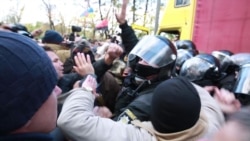 Под Верховной Радой произошла потасовка из-за аппаратуры для вече (видео) Под Верховной Радой произошла потасовка из-за аппаратуры для вече (видео)