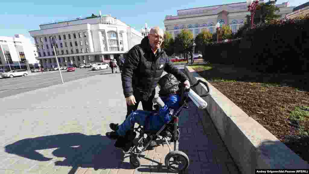 И переходит с Сашей дорогу. 