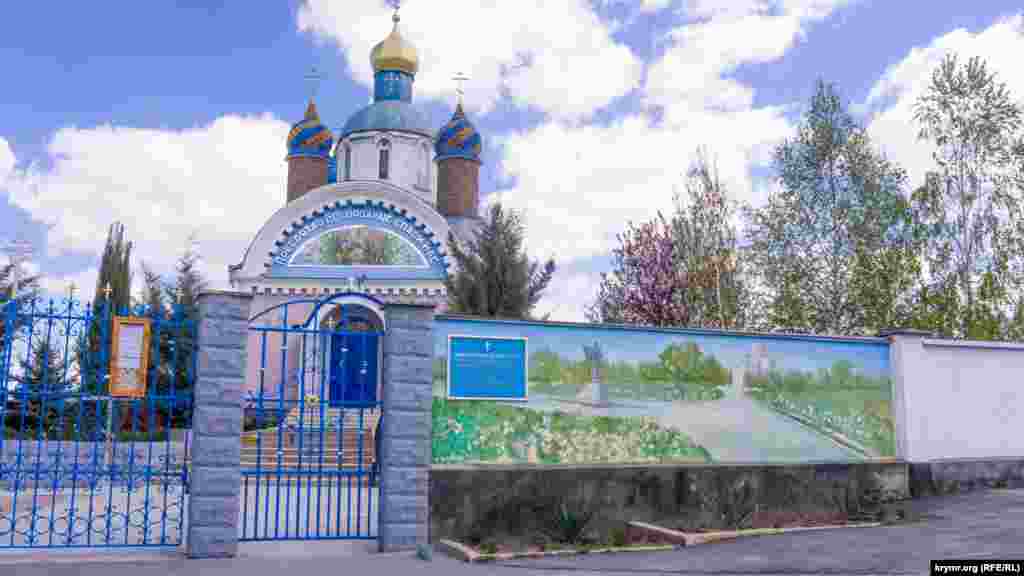 Поруч із курганом – православна церква Успіння пресвятої Богородиці
