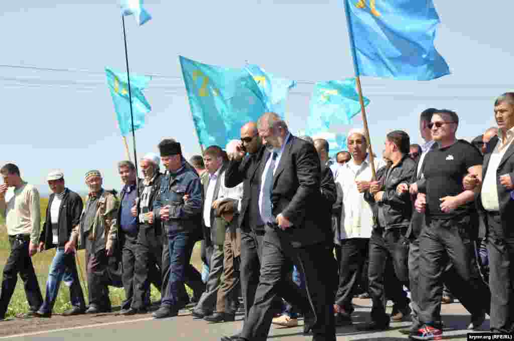 Среди участников акции были супруга лидера крымских татар Сафинар Джемилева и глава Меджлиса крымскотатарского народа Рефат Чубаров, главы региональных меджлисов и другие неравнодушные крымчане