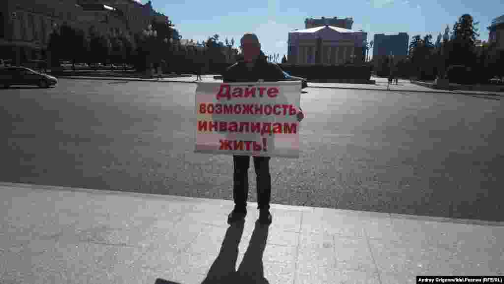 Иногда после росгвардейца примерно с тем же самым к Юрию спускаются сотрудники канцелярии Кабмина РТ. Но не в этот раз. 