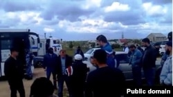 Российская полиция задерживает крымских татар после пятничной молитвы