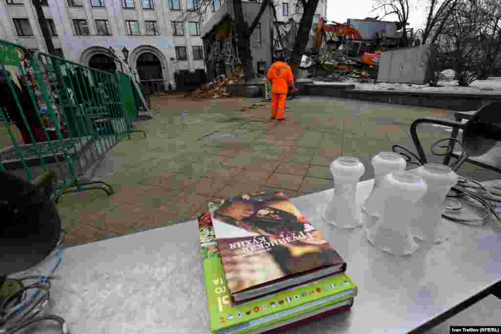 А на самом стеллаже несколько книг, в том числе, "Грузинская кухня"