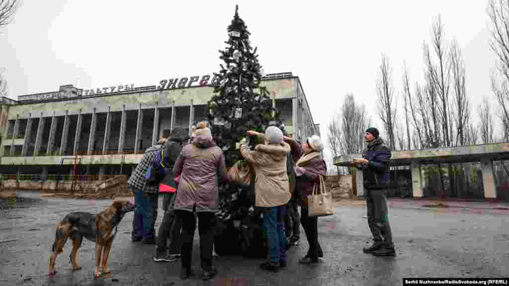 Чтобы украсить новогоднюю елку на центральной площади Припяти, 25 декабря в зону отчуждения приехали 18 бывших жителей города  
