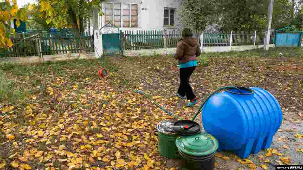 Село Зеленогірське розташоване майже в самому центрі Білогірського району Криму. Особливість цього села в тому, що там немає централізованого водозабезпечення. У листопаді минулого року єдиний каптаж (споруда для видобування підземних вод), з якого питна вода подавалася в багатоквартирні будинки і приватний сектор, пересох.   У Зеленогірське стали доставляти воду автоцистернами. Однак не всі жителі сподівалися на таку допомогу: деякі, озброївшись відрами і пластиковими пляшками, ходили до так званої криниці поблизу напіввисохлого сільського ставка. Ті, у кого є власний транспорт, їздили за водою до «живих» джерел у довколишніх селах. Інші – купували у приватників, які налагодили паралельне підвезення води, 6 листопада 2020 року