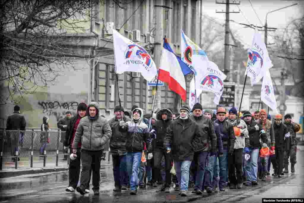 Пророссийские активисты идут по аннексированному Россией Симферополю, 27 февраля 2014  года