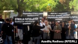 Protest to free Eynulla Fatullayev in front of Baku's Court of Appeals in Spetember