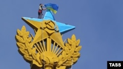 Украинский флаг демонтируют со здания высотки на Котельнической набережной, 20 августа 2014 года