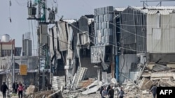 Обломки зданий в лагере палестинских беженцев Магази, который пострадал в результате бомбардировок Израиля