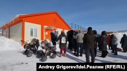 Жители Царёво Village у крыльца ФАП. По их словам, в день сдачи анализов снаружи выстраивается очередь из ещё большего количества участников. Коридорчик внутри учреждения в это время тоже забит.
