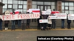 Акция солидарности с заключенными журналистами возле факультета журналистики БГУ. Минск, 3 января