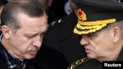 Төркия премьер-министры Рәҗәп Тайип Эрдоган (с) һәм элекке генераль штаб башлыгы Илкәр Башбуг, Әнкара, 28 февраль 2010