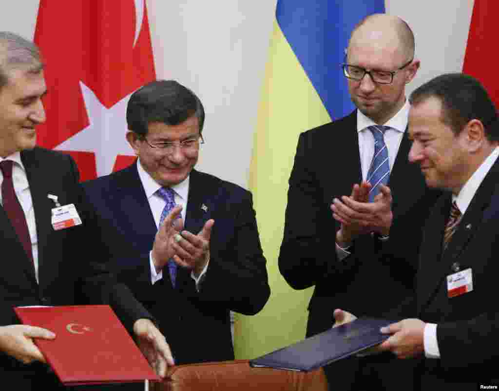 Подписание украино-турецких соглашений о сотрудничестве главами правительств двух стран - Ахметом Давутоглу (второй слева) и Арсением Яценюком. Киев, 15 февраля 2016 года.  