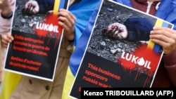 Во время акции возле офиса российской компании «Лукойл» с призывом бойкотировать эту компанию и не покупать российскую нефть. Брюссель, 13 мая 2022 года (фото иллюстративное)