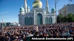 Мусульмане молятся перед Московской соборной мечетью