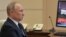 Президент России Владимир Путин во время совещания с главами регионов