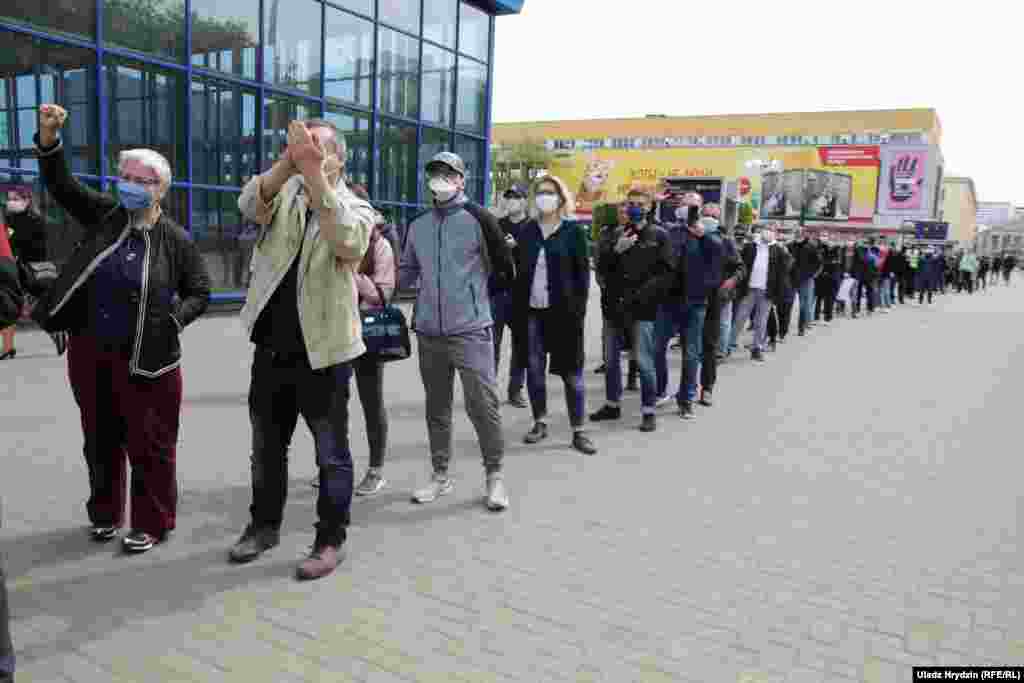 Участники акции ждут, чтобы выразить свою поддержку кандидатам от оппозиции на предстоящих президентских выборах.  Ограничение по количеству президентских сроков в Беларуси было отменено на референдуме в 2004 году