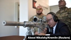 Про то, что президент России любит пострелять, передача "Москва. Кремль. Путин" рассказывает с непременным придыханием