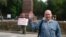 Пикет "Долой Путина" в Саратове. Фото со страницы Тихонова в Facebook