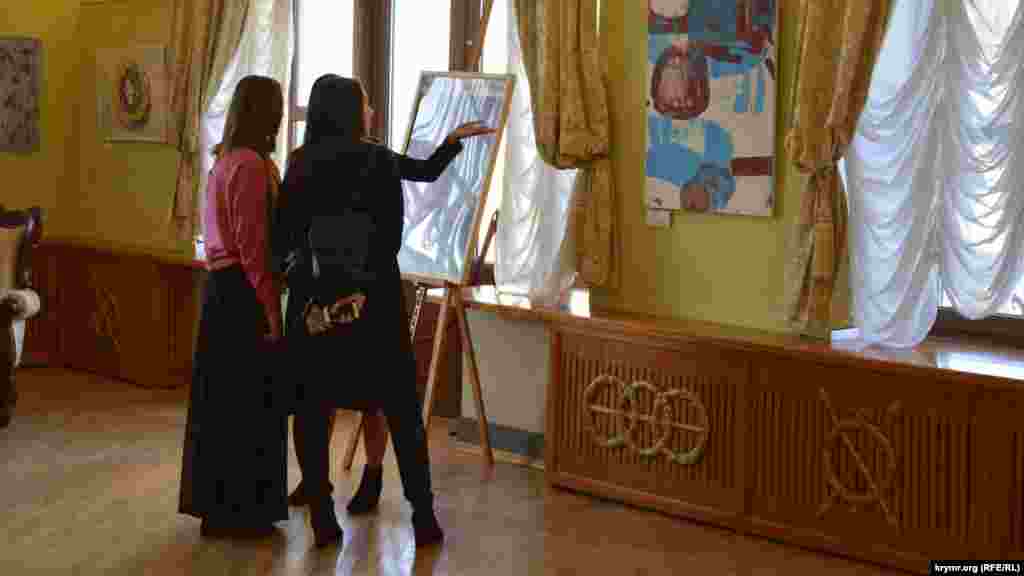 Вторую локацию «Птиц» двумя часами позже художники представили в театре им. Луначарского. Тут уже полноцветные изображения птиц