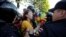 Полицейские задерживают участников митинга в международный день борьбы с гомофобией. Санкт-Петербург, 2019 год