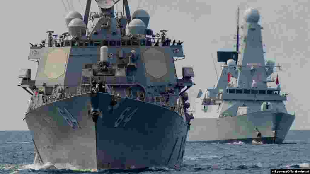 Ежегодные украинско-американские учения «Си Бриз» в Черном море. В этом году в них приняли участие 30 кораблей и 900 военных, 12 июля