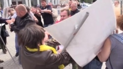 В Москве избили участников митинга против войны с Украиной (видео) В Москве избили участников митинга против войны с Украиной (видео)