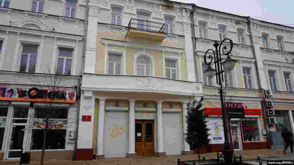 На дверях гарнизонного Дома офицеров висит объявление «Дом офицеров временно не работает (до особого распоряжения)»
